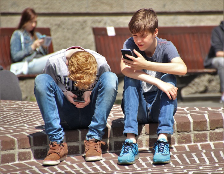 kids on phones