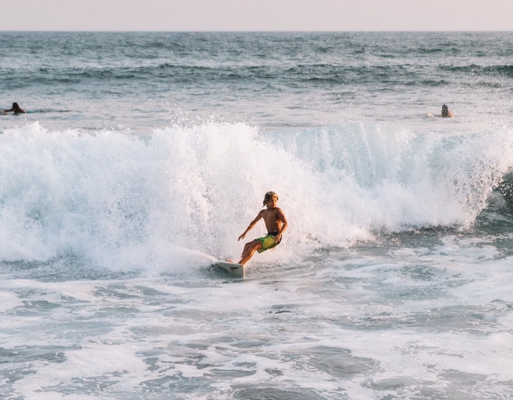 play-water-sports-to-try-surfing2