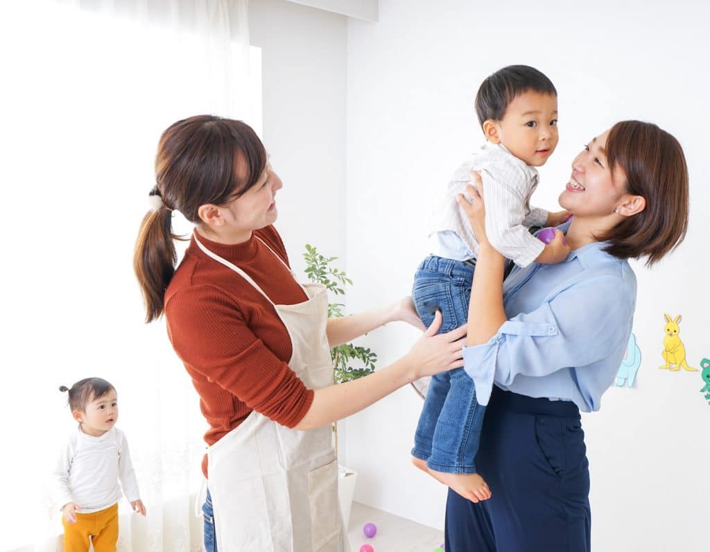 domestic helper with mum and kids