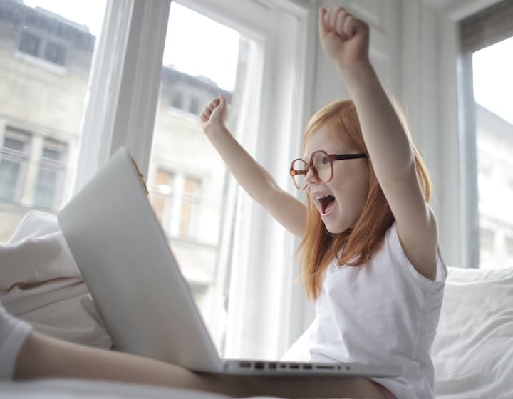 Screen time websites and apps to navigate kids screen time girl on her computer