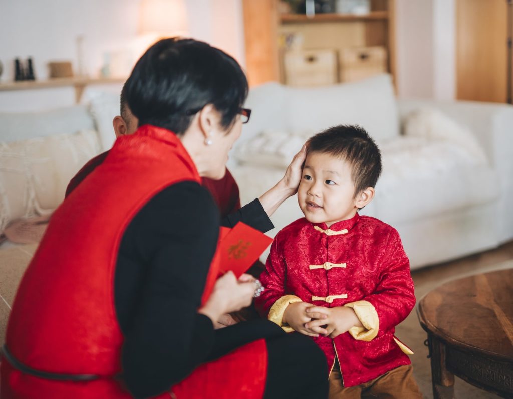 Lai See etiquette in Hong Kong, little boy with his grandma