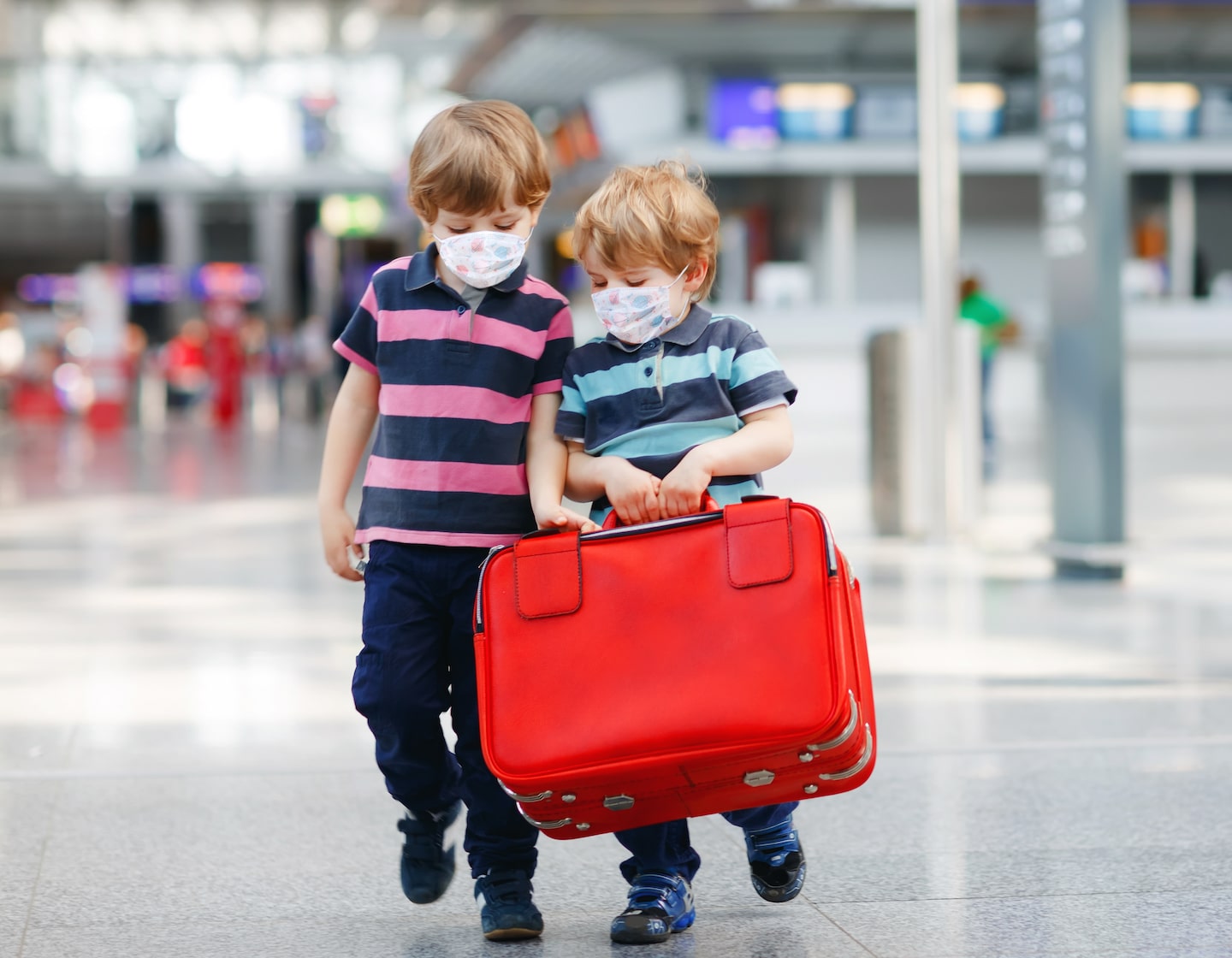 Keep your kids busy on the plane: DIY travel kits for kids