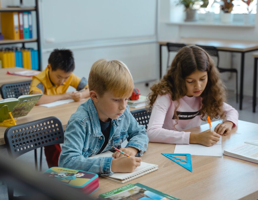 bilingual schools hong kong kids studying