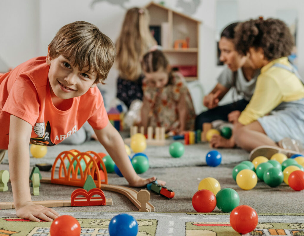 young kids and teacher in a playgroup, best playgroups in hong kong for babies infants and toddlers