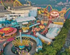 Ocean Park Hong Kong has got everything for a great family day out — especially with its seasonal Halloween attractions underway! Think haunted houses, cable car adventures, roller coasters, theme park rides and many other amusement park attractions!