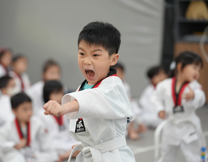 best after school classes for kids in hong kong; young boy learning taekwondo in an extra curricular class at u&i korea taekwondo in the southside