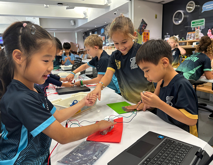 students in class at dicovery bay international school, join an open day at dbis hong kong