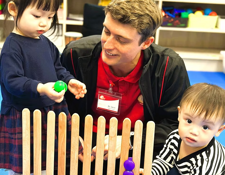 teacher and children at pebbles baby and toddler playgroup hong kong