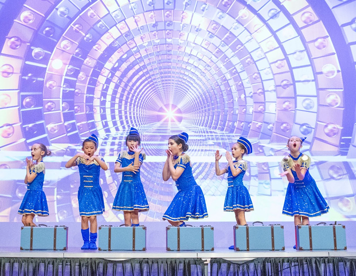 girls performance on stage by move for life, best dance class in hong kong, kids dancing class