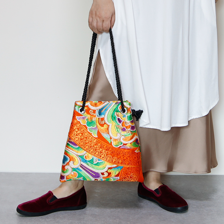Christmas gift guide for mums 2025; rika shioya, fujiyama bag