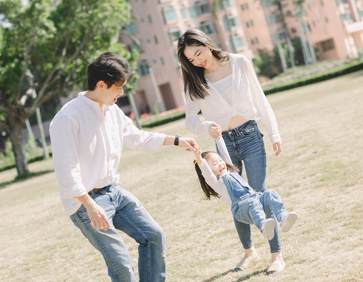 family photograph of two parents and a daughter taken by impression studio hong kong specialising in newborn and family photography