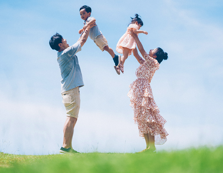 two parents and two children in tanpopo's family photography in hong kong