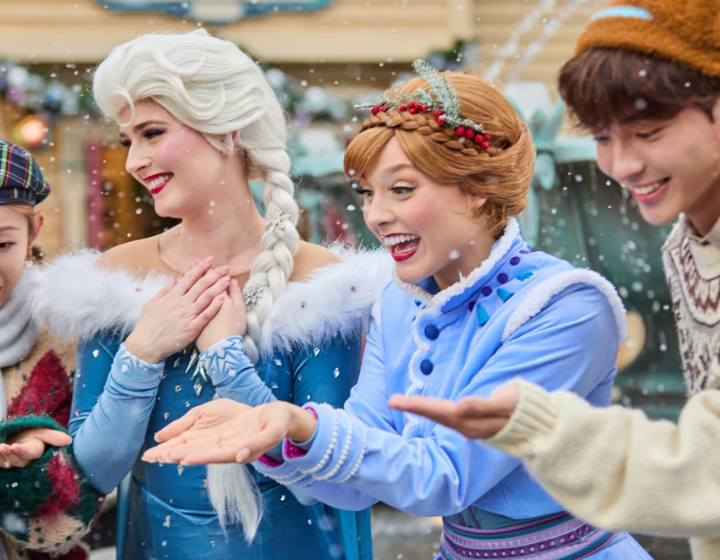 Disneyland Hong Kong Christmas Displays 2025 Frozen 