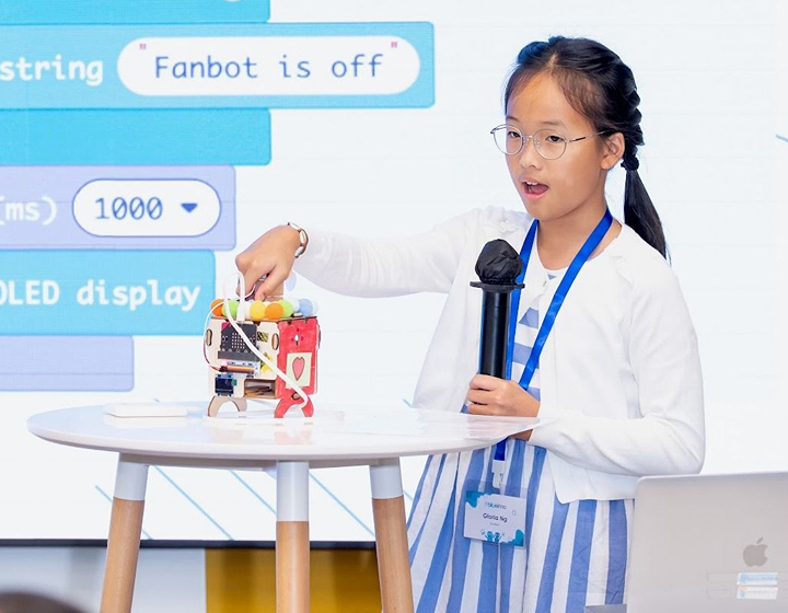 student presenting a coding invention at blueinno hong kong, coding classes for kids blue inno hk
