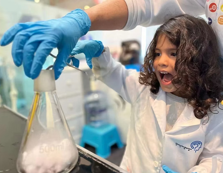 young girl learning how to do a science experiment at genius development hong kong, coding and STEM classes for kids