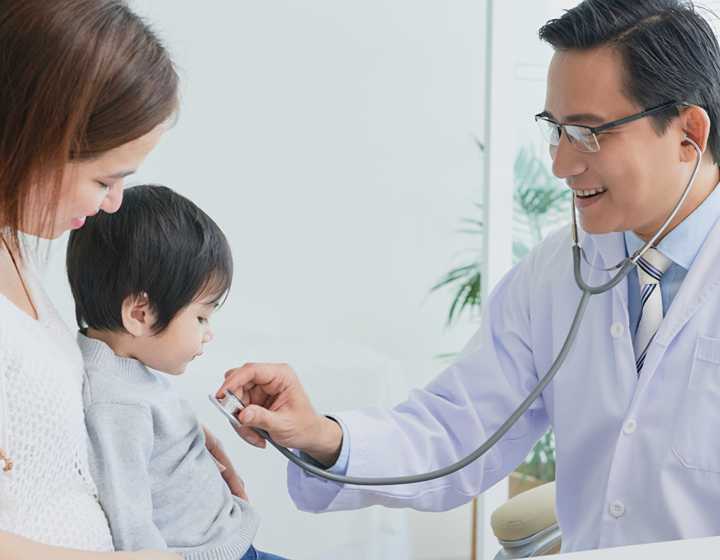paediatrician checking a child with his mother at central health hong kong, best pediatricians in hk
