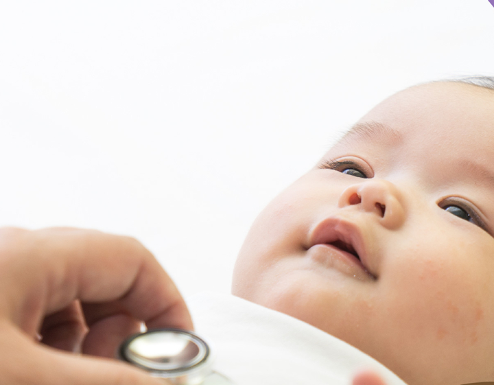 baby getting a check up by a paediatrician in hong kong, virtus medical virtus children 818