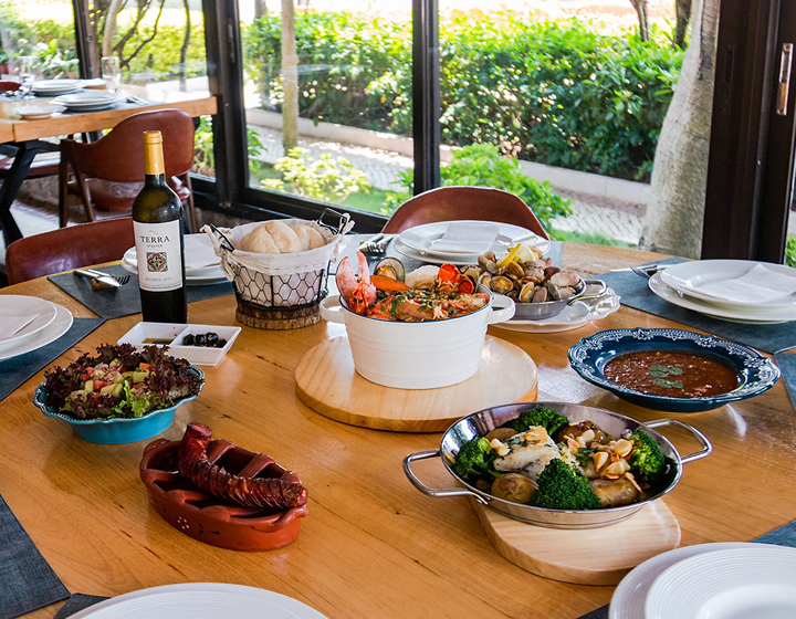 Where To Eat In Macau With Kids, Macau Food: Pousada de Coloane restaurant in hotel, table of dishes in Macao restaurant