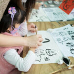 teacher and student learning chinese characters; where kids can learn chinese in hong kong, mandarin tutor, learn cantonese in hk, chinese classes for kids