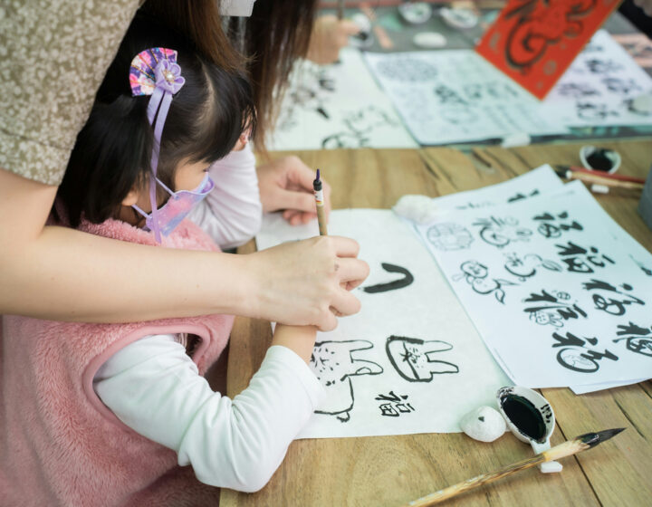 teacher and student learning chinese characters; where kids can learn chinese in hong kong, mandarin tutor, learn cantonese in hk, chinese classes for kids