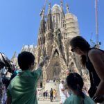 Children looking at La Sagrada Família
