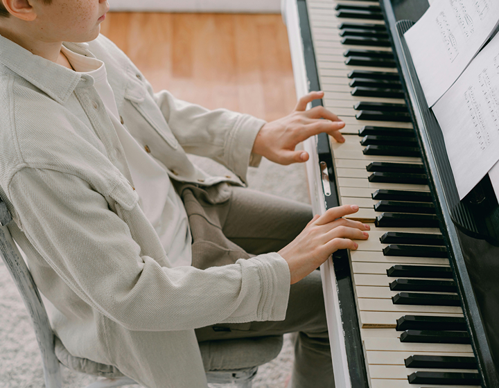 applying to USA and UK universities, things a Hong Kong parent should know; child playing piano; rounded student profiles