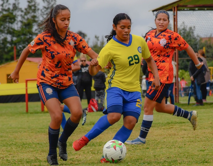 girls play football