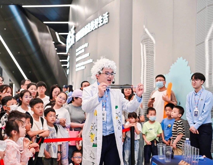 an entertainer teaches children at the Shenzhen science and technology museum