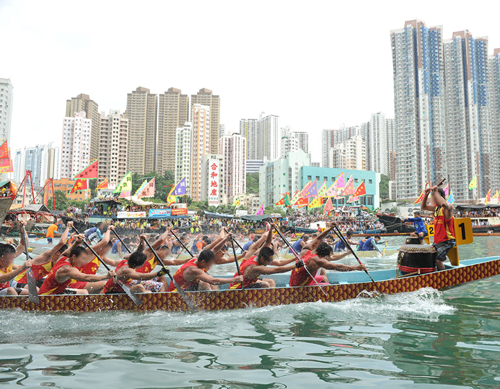 dragon boat festival, rowing the dragon boats at tuen ng festival