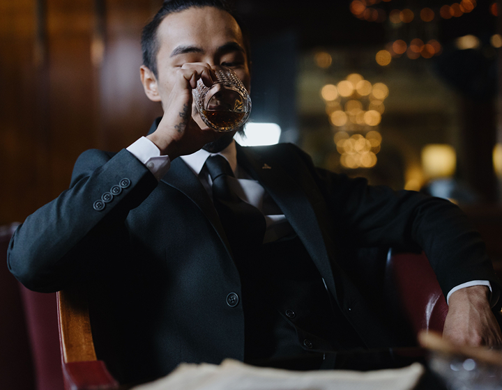man drinking alcohol; what fathers can do to support pregnancy and fertility success
