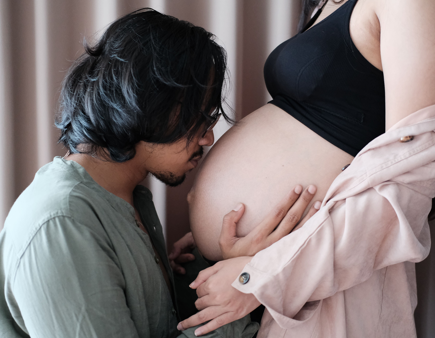man kissing pregnant stomach; what fathers can do to support pregnancy and fertility success