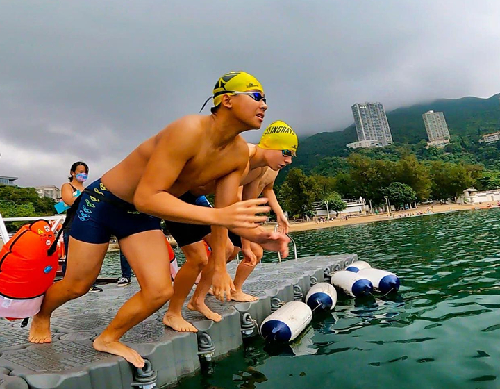 best swimming classes in hong kong; two boys about to swim outdoors in hk; hong kong stingrays swimming lesson