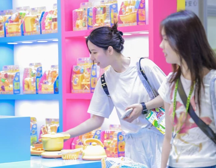 women sourcing products at the Childrens maternity baby expo (CMBE) in Shanghai 