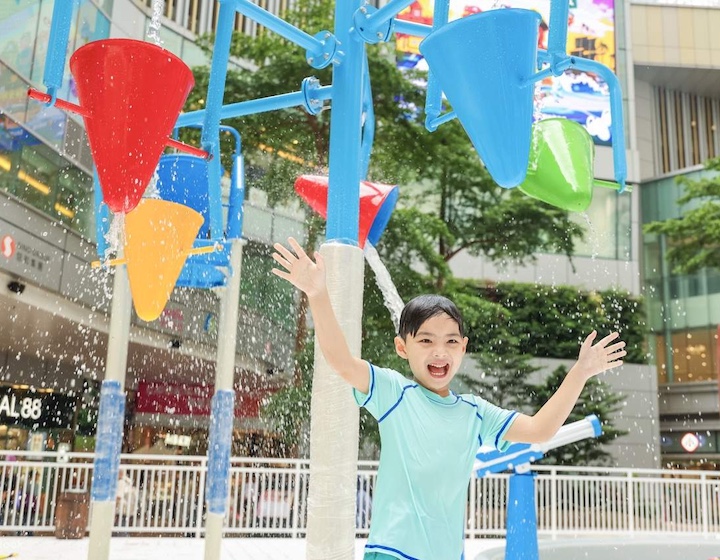 a boy splashes at splashtopia, a fun summer kids activity in Hong Kong 