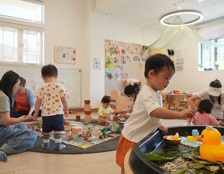 toddlers and parents in a playgroup at ICHK HLY