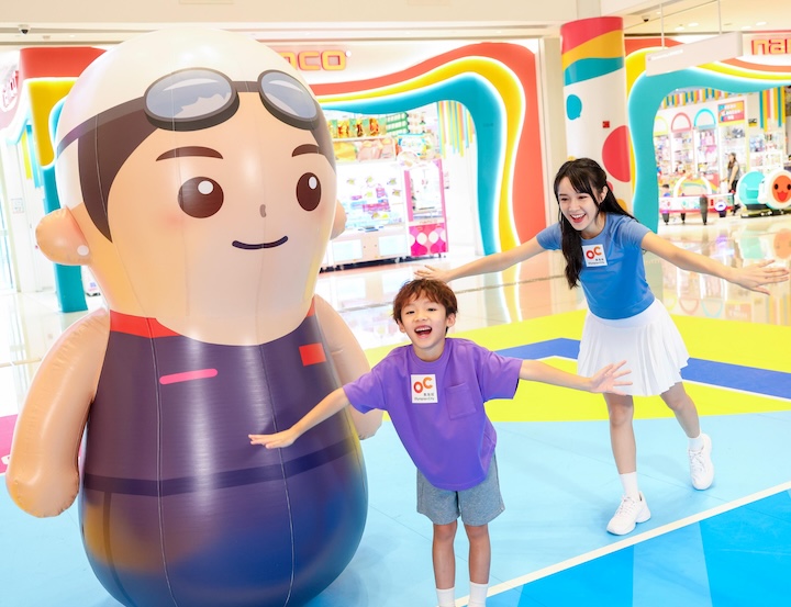 Giant Cheerleading 2-Meter-Tall Q-Version Hong Kong Team Athlete and child and mum in shopping mall