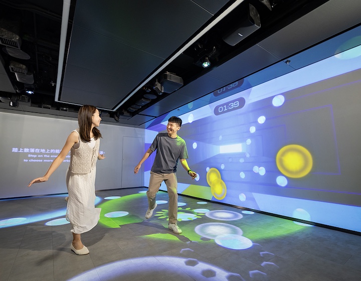 a Chinese couple interact with the museum exhibit echos through time