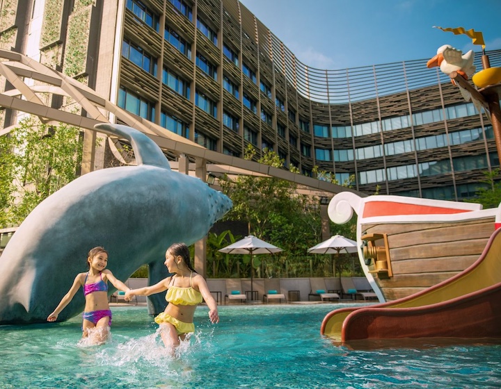 two girls play in the kids pools at Hong Kong ocean park Marriott hotel