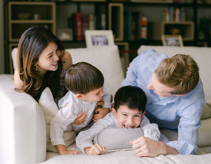 family photo of two parents and two kids, taken by KC Chan Photography in Hong Kong