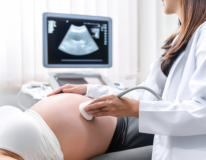 Obstetrician And Gynaecologist doing an ultrasound on a pregnant woman at Amber Health Hong Kong