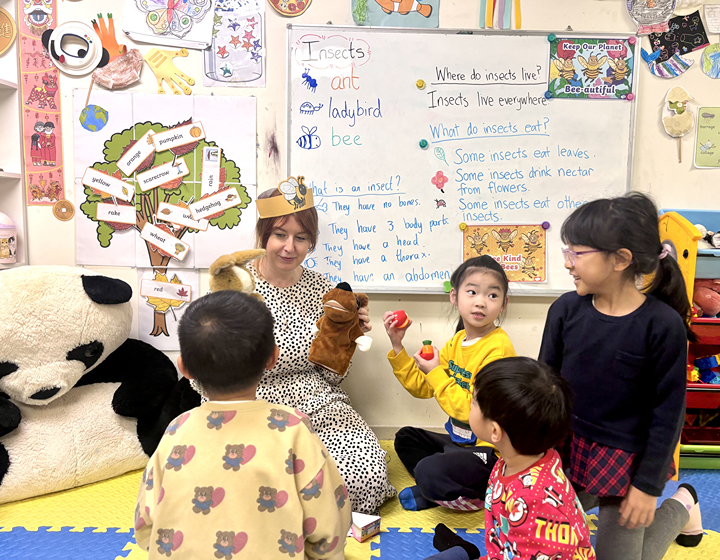 Best tutors and tutorial centres in Hong Kong; kids in Happy Lemon Tutors class with teacher