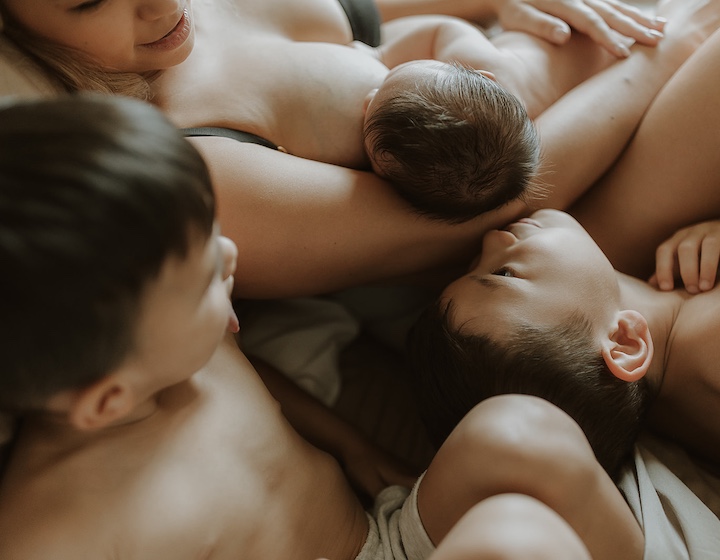 family photoshoot with newborn and siblings by Ayelen Alcover in Hong Kong